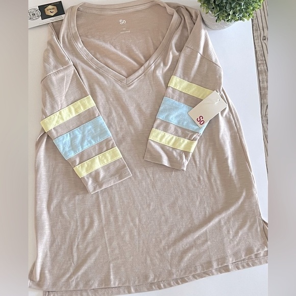 Juniors' SO® 3/4-Sleeve Varsity Tee
by SO size Xs MOCHA FROTH - Picture 6 of 12